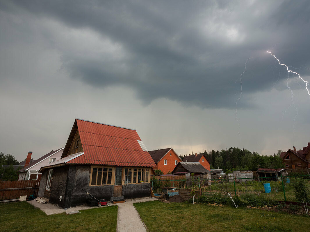 Einfamilienhaus inmitten eines Gewitters mit Blitzen