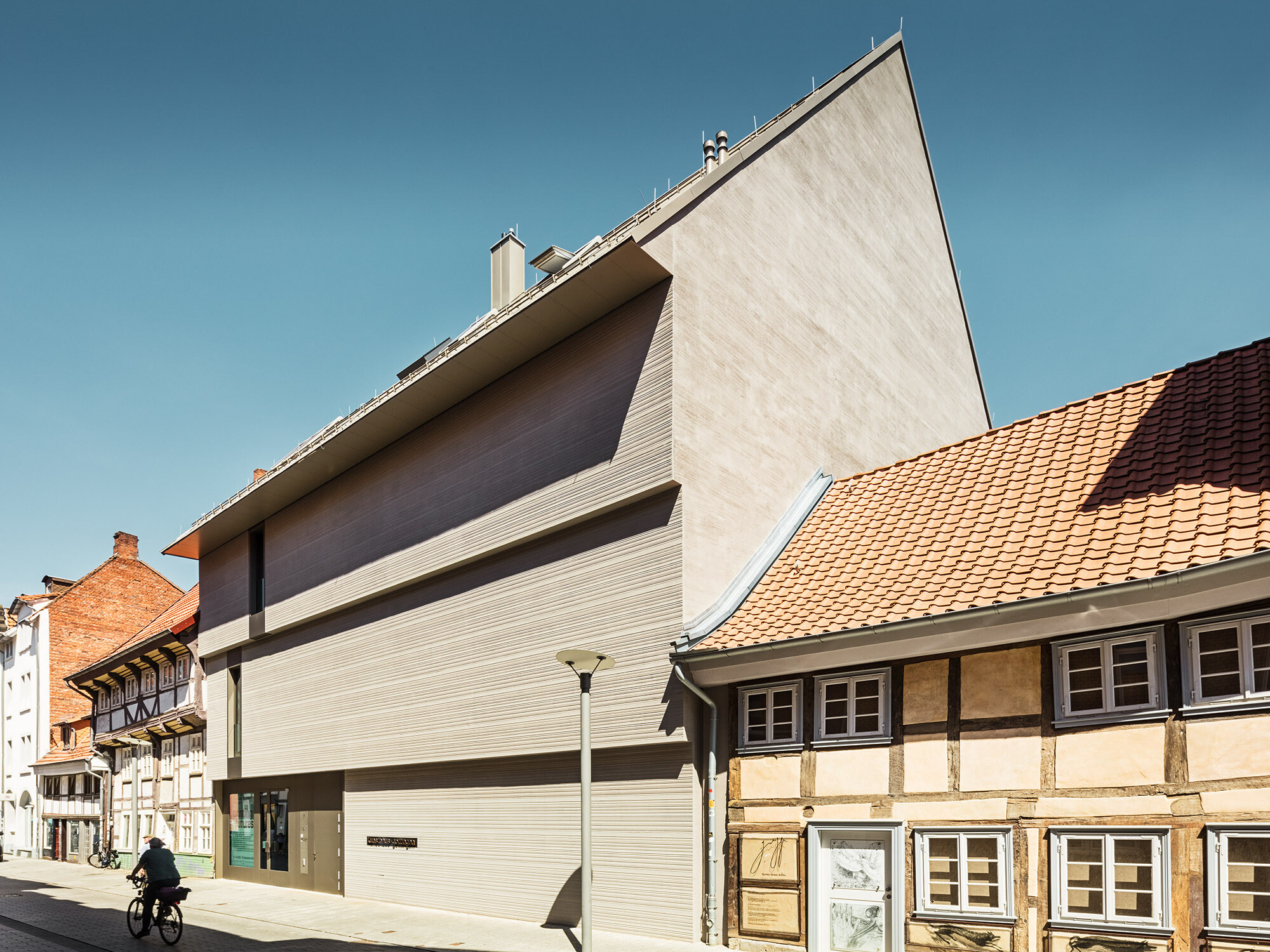 Le Kunsthaus vu de côté en perspective de grenouille, à côté des bâtiments historiques.