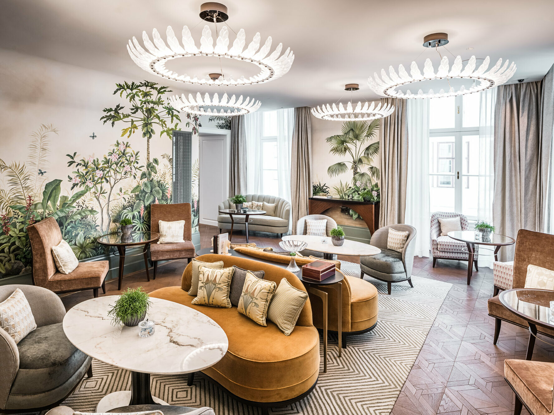 Intérieur de l’hôtel de luxe : un aménagement raffiné avec des meubles de qualité et des papiers peints aux motifs floraux.