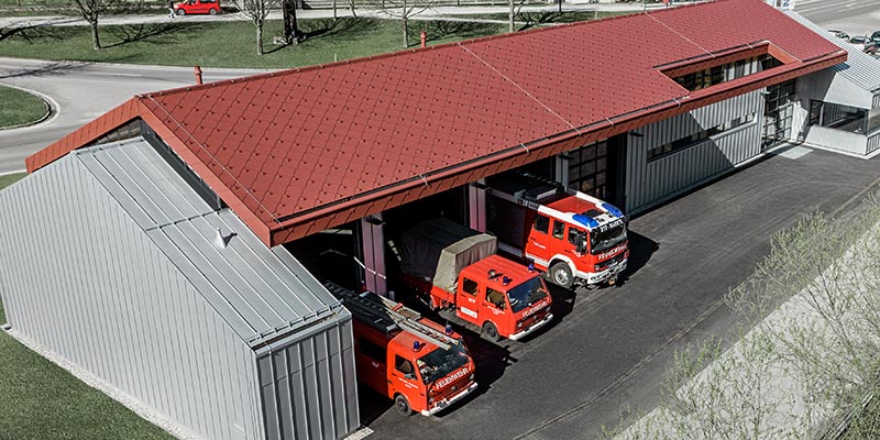 Presidio dei vigili del fuoco presso l’azienda PREFA di Marktl con tetto a scaglie rosse e copertura e facciata aggraffate in silver metallizzato. Per maggiori informazioni sulle classi di resistenza al fuoco vedi qui.