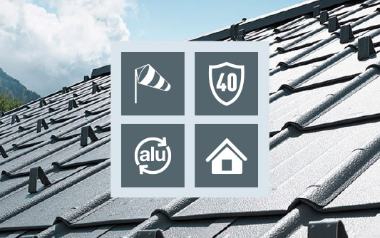 Detailansicht eines Daches mit der PREFA Dachplatte in anthrazit mit blauem Himmel, mit 4 Icons zu den Vorteilen von Aluminium als Werkstoff - sturmsicher, Garantie, recycelbar, Komplettsystem