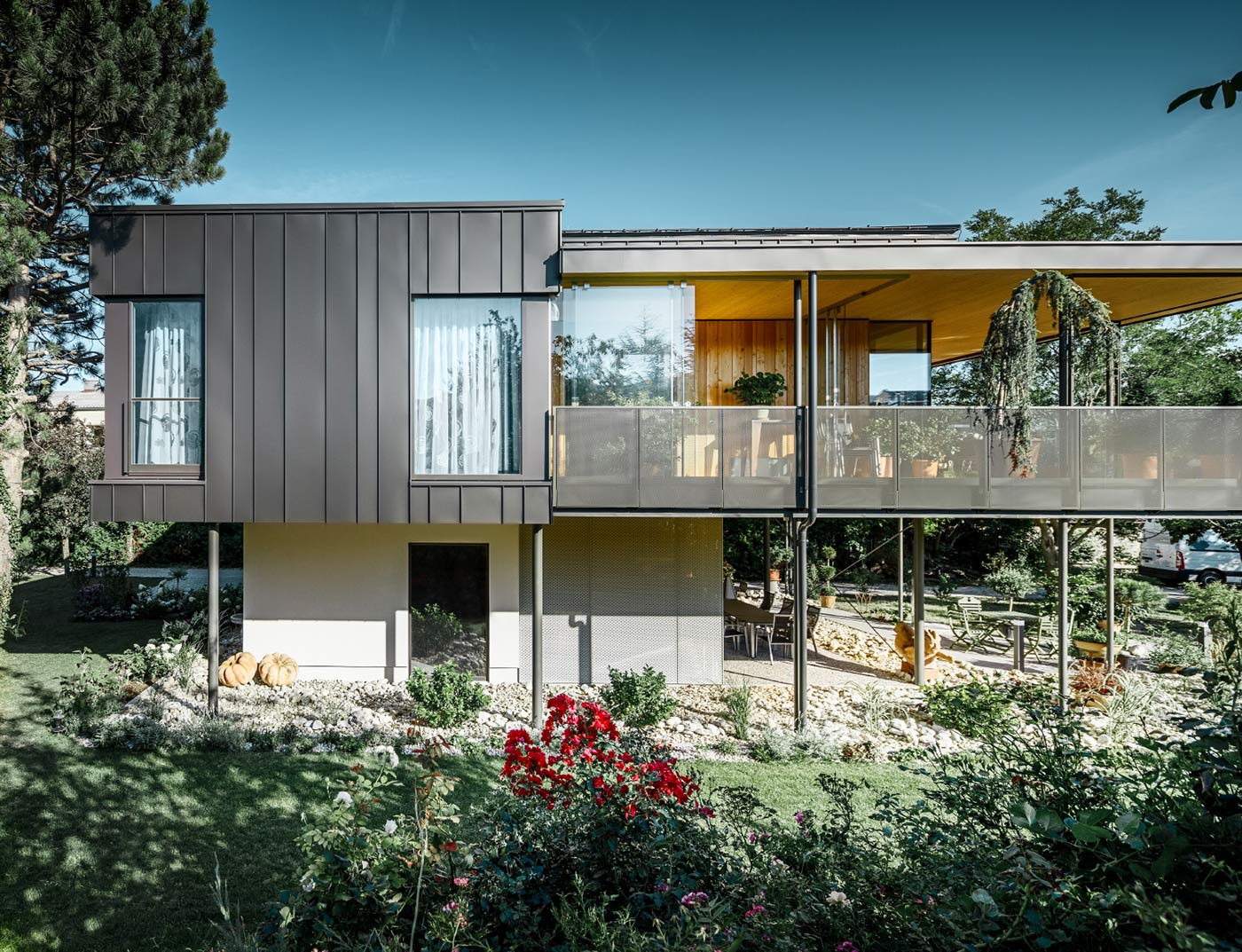 Referenze PREFA Sistemi per facciata Sistema per facciata Prefalz ® 23 nero opaco