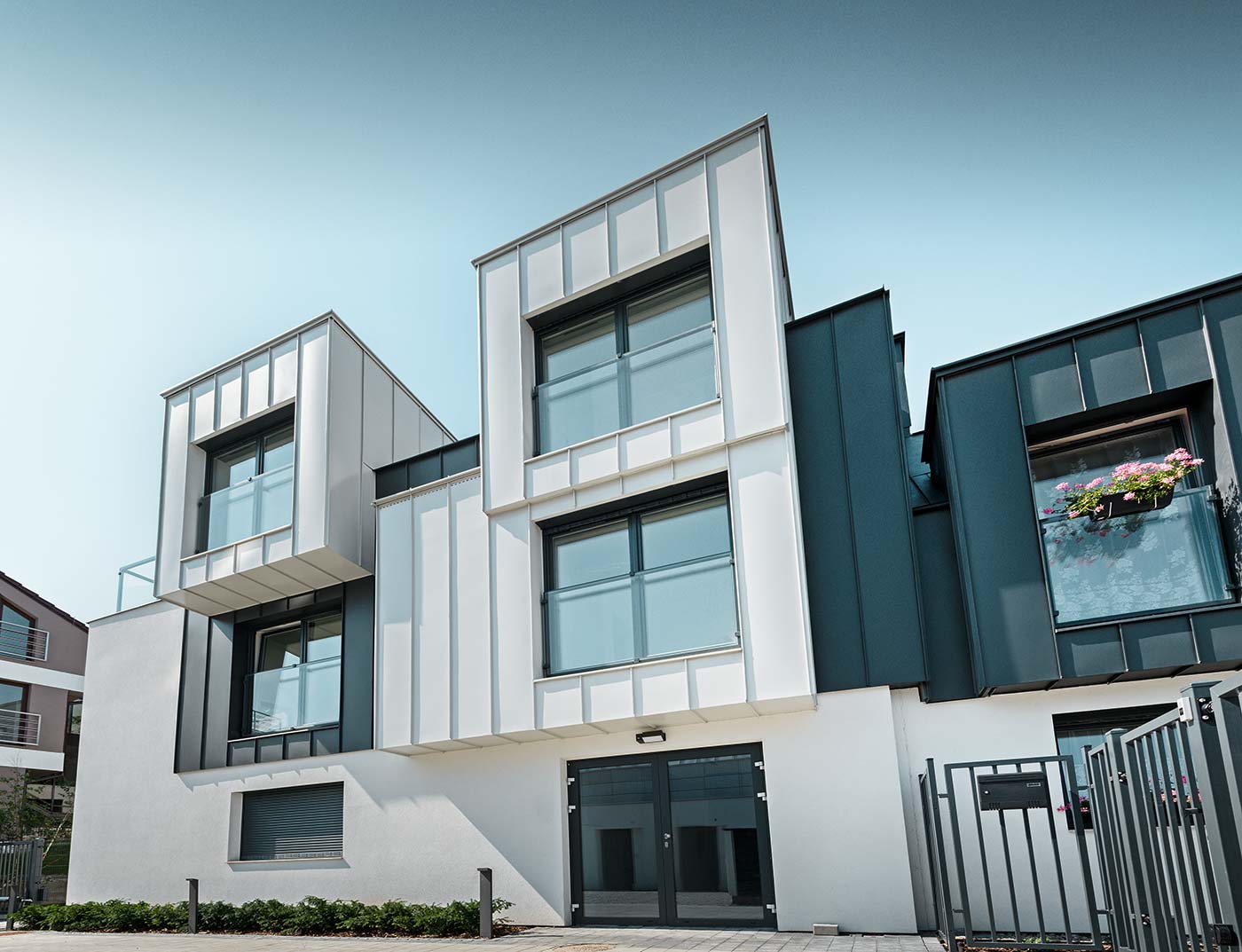 La façade la bâtiment à été recouverte avec du Prefalz blanc pur