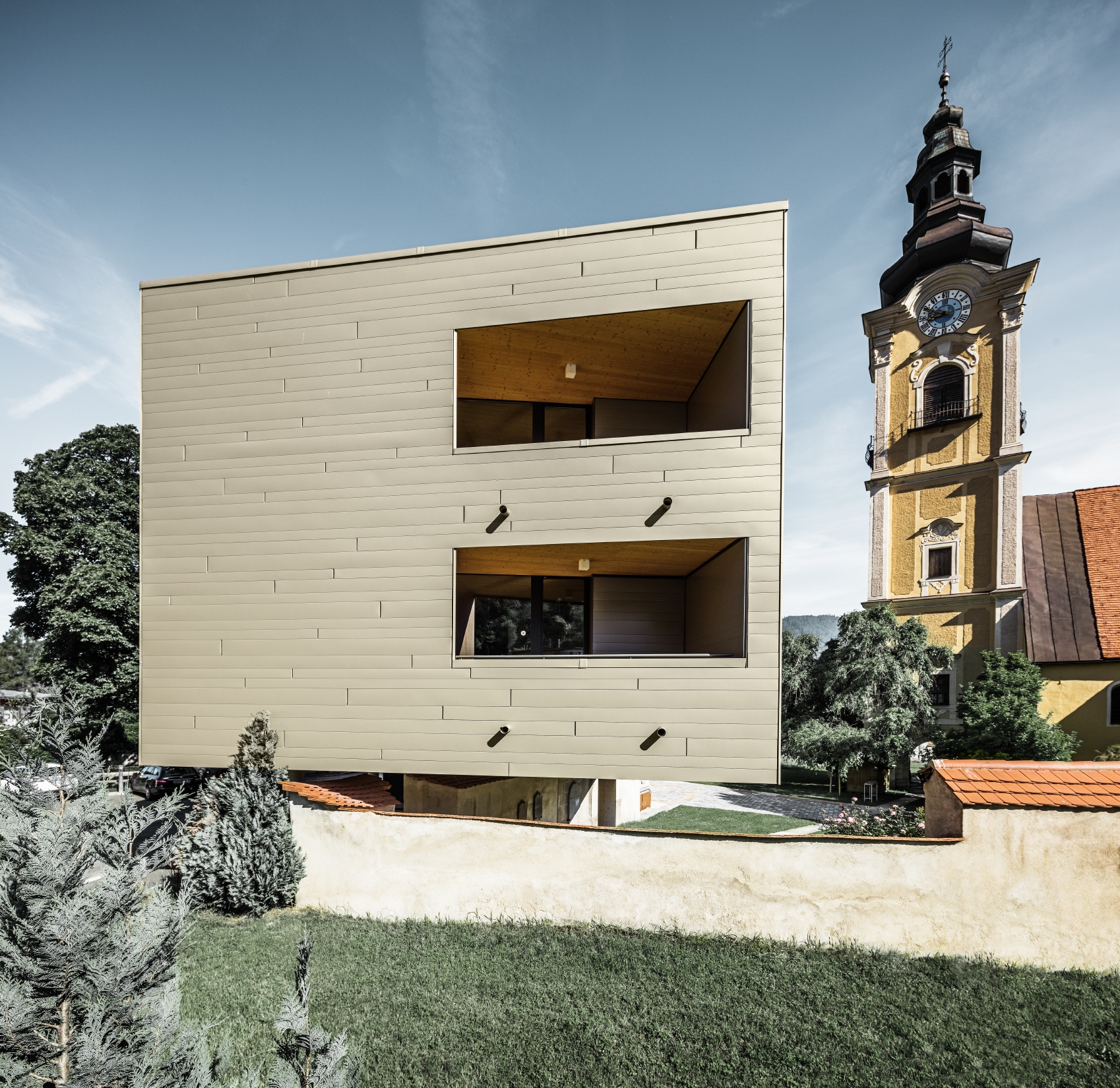 Sede aziendale di EMA, la facciata è rivestita con pannelli multistrato in alluminio PREFA di colore bronzo e antracite.