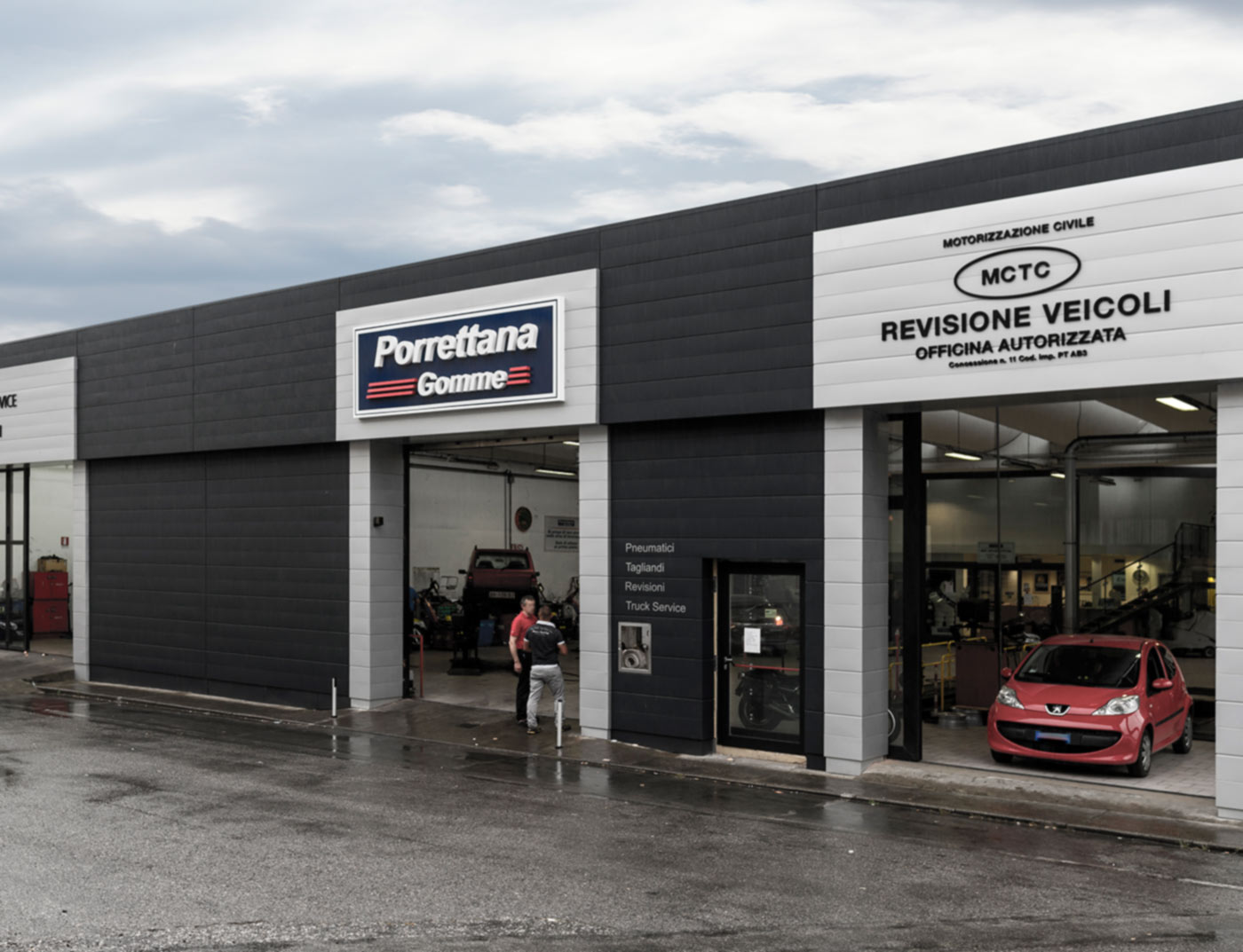 Concessionaria con una facciata in alluminio con doghe di rivestimento PREFA in nero opaco.