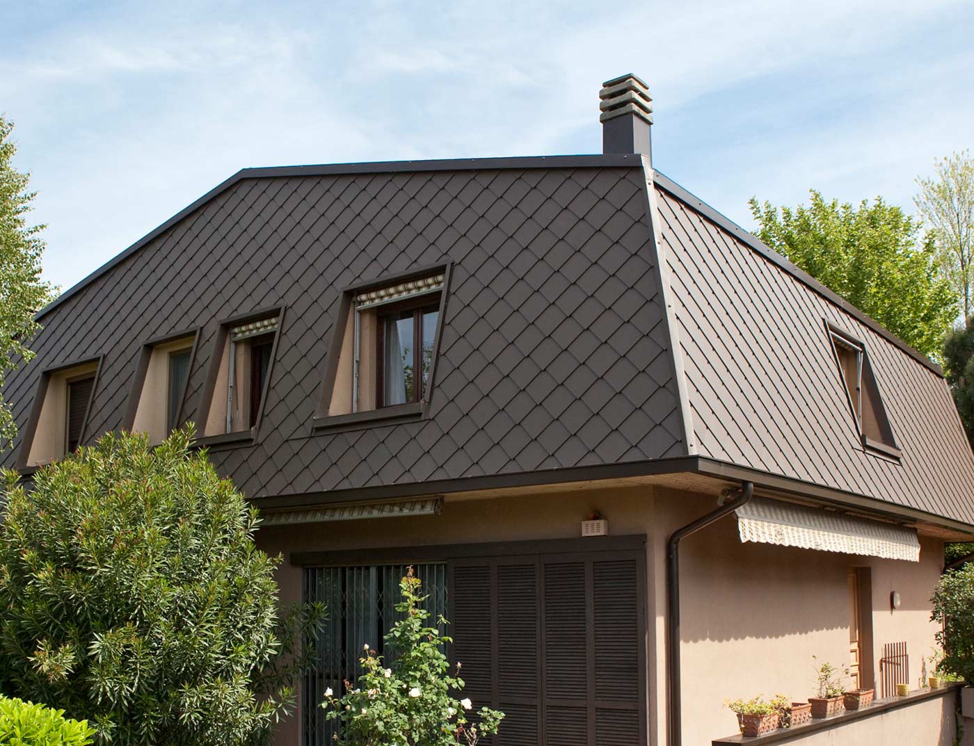 Tetto a mansarda rivestito con losanghe 29 x 29 PREFA di colore marrone.