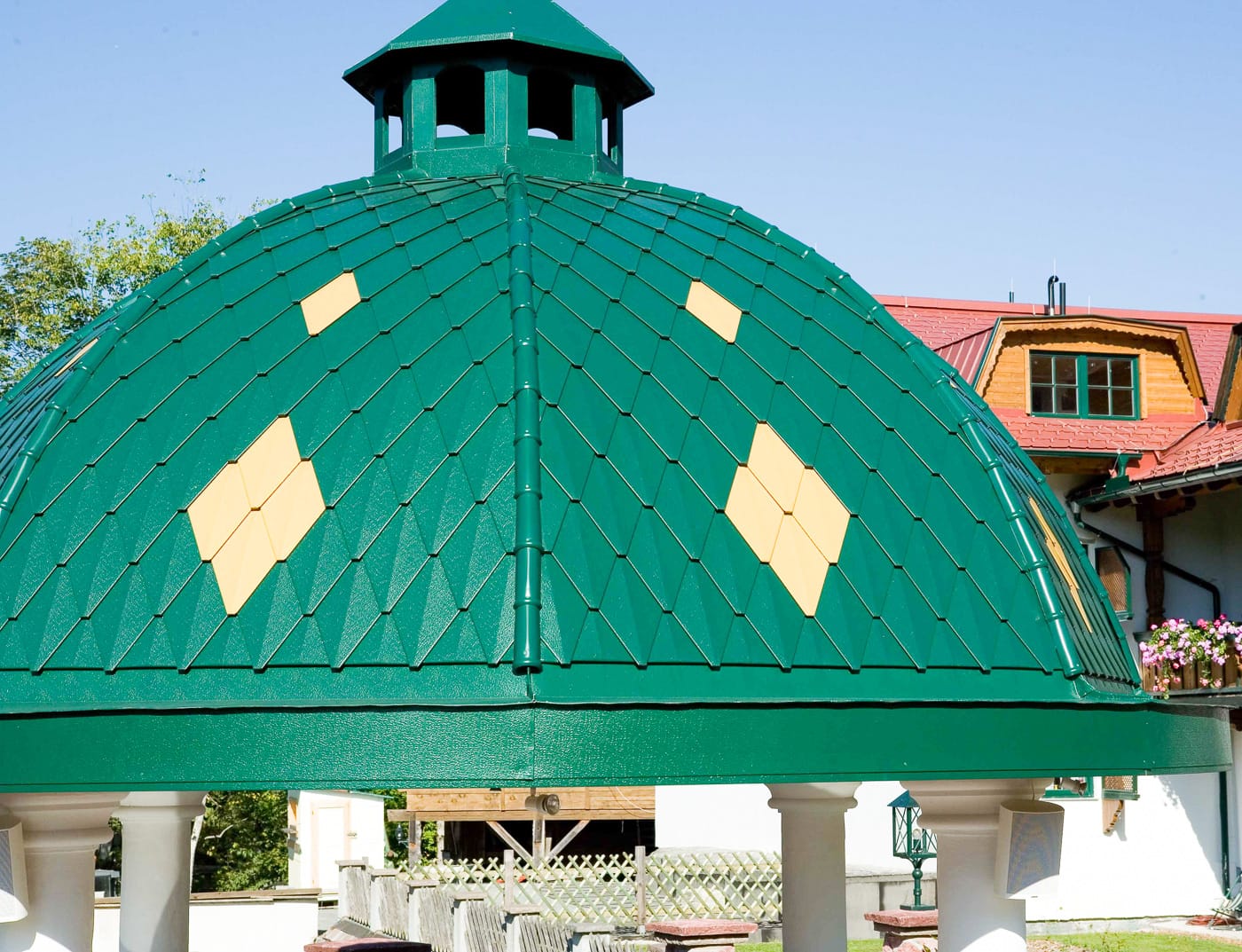 Referenze PREFA Sistemi per copertura Scaglia piccola 06 P.10 verde muschio