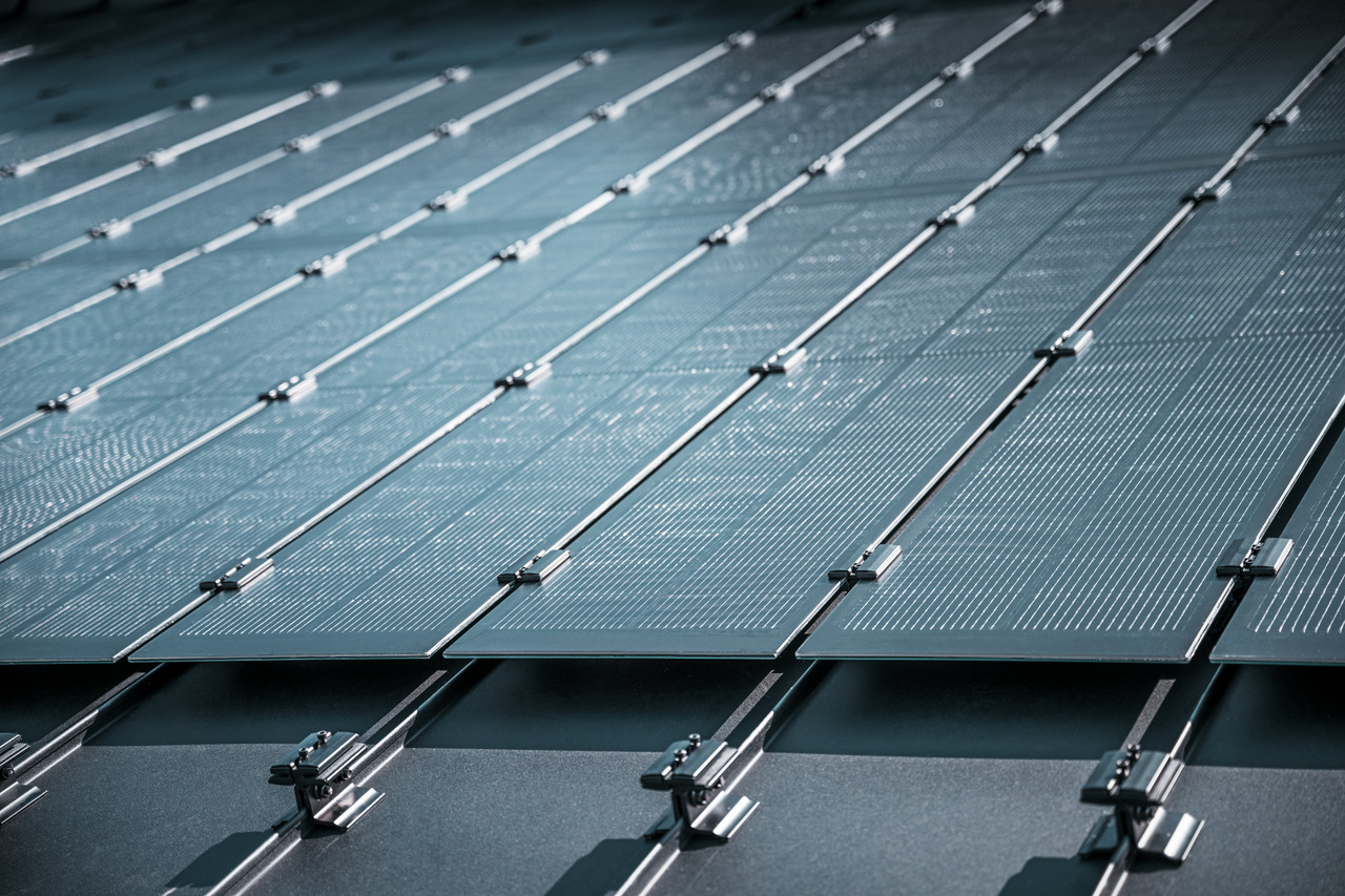 Vue détaillée du montage de modules solaires Prefalz sur une toiture à Meschede